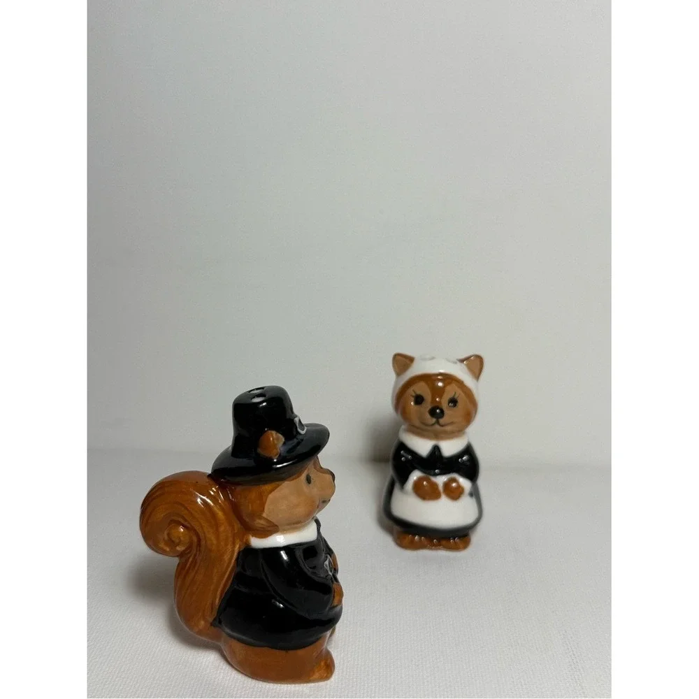 Cracker Barrel Pilgrim Squirrel Couple Mini Salt & Pepper Shakers Ceramic NWT